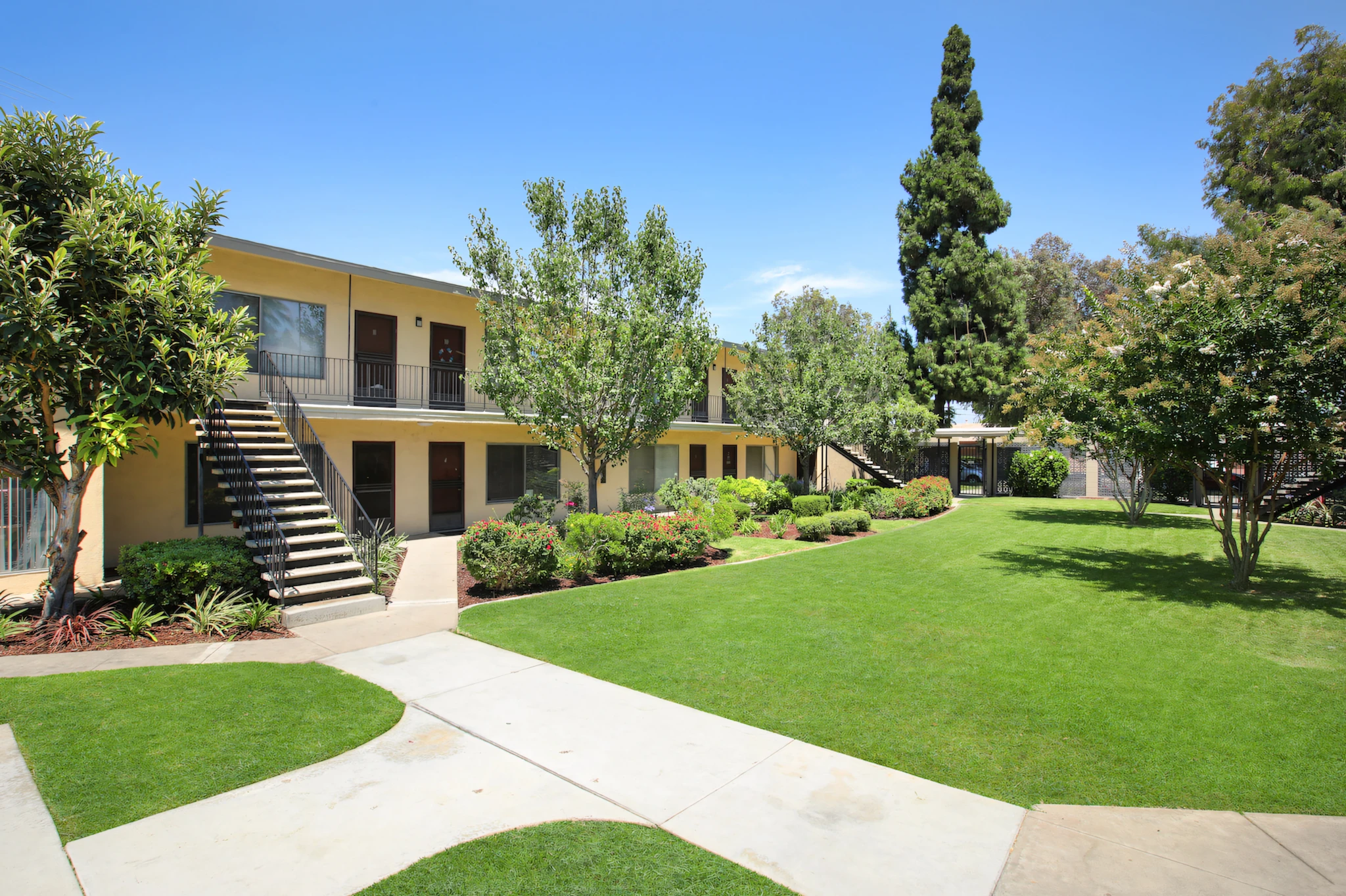 Dresden Place Apartments garden style apartment exterior with manicured lawn