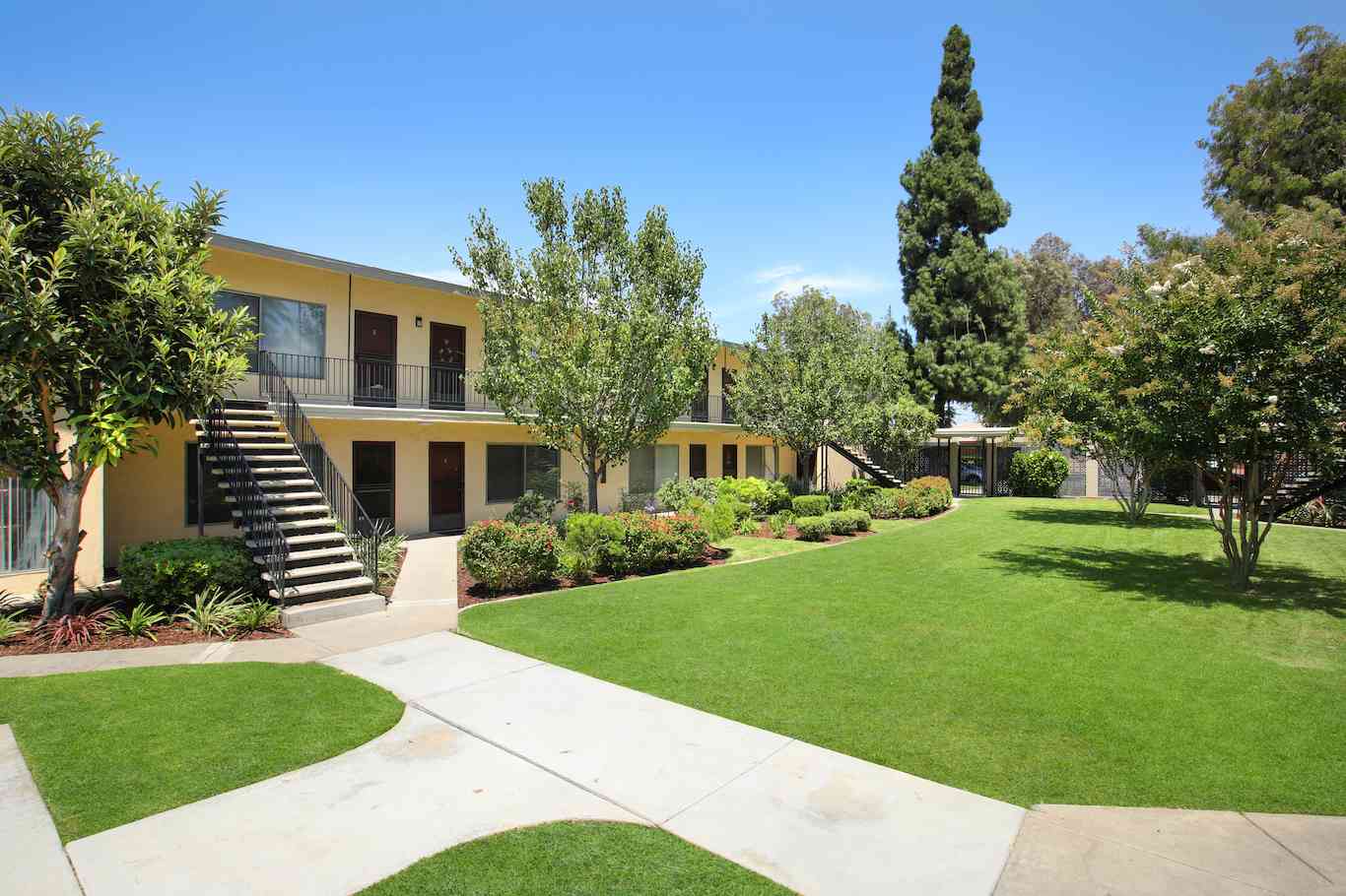 garden style apartment exterior with manicured lawn